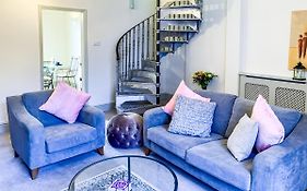 The Vines - Stunning Period Home With Free Parking